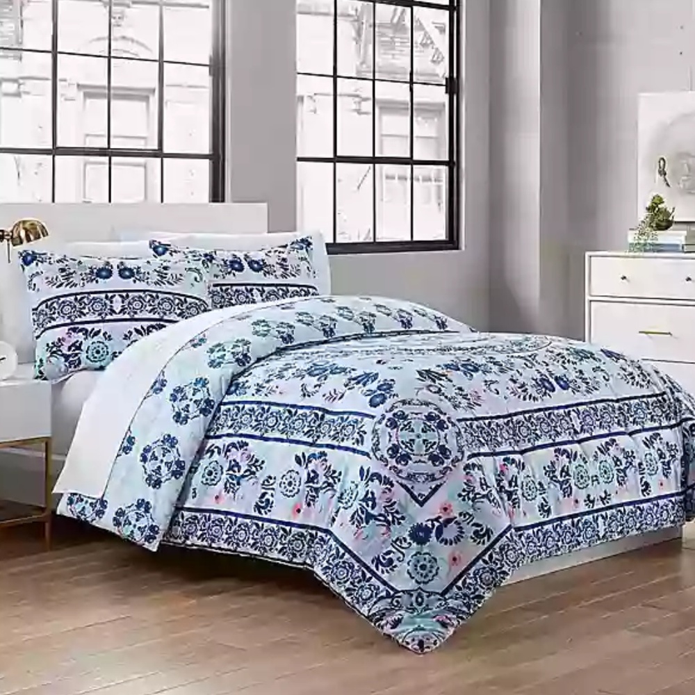 NEW Ellia 2-Piece Reversible Twin/Twin XL Comforte